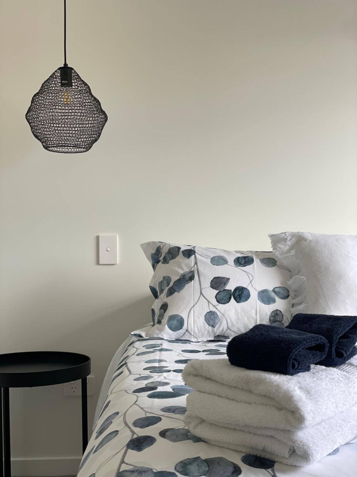 Lake Views - New Apartment With Room To Relax Wanaka Exterior foto