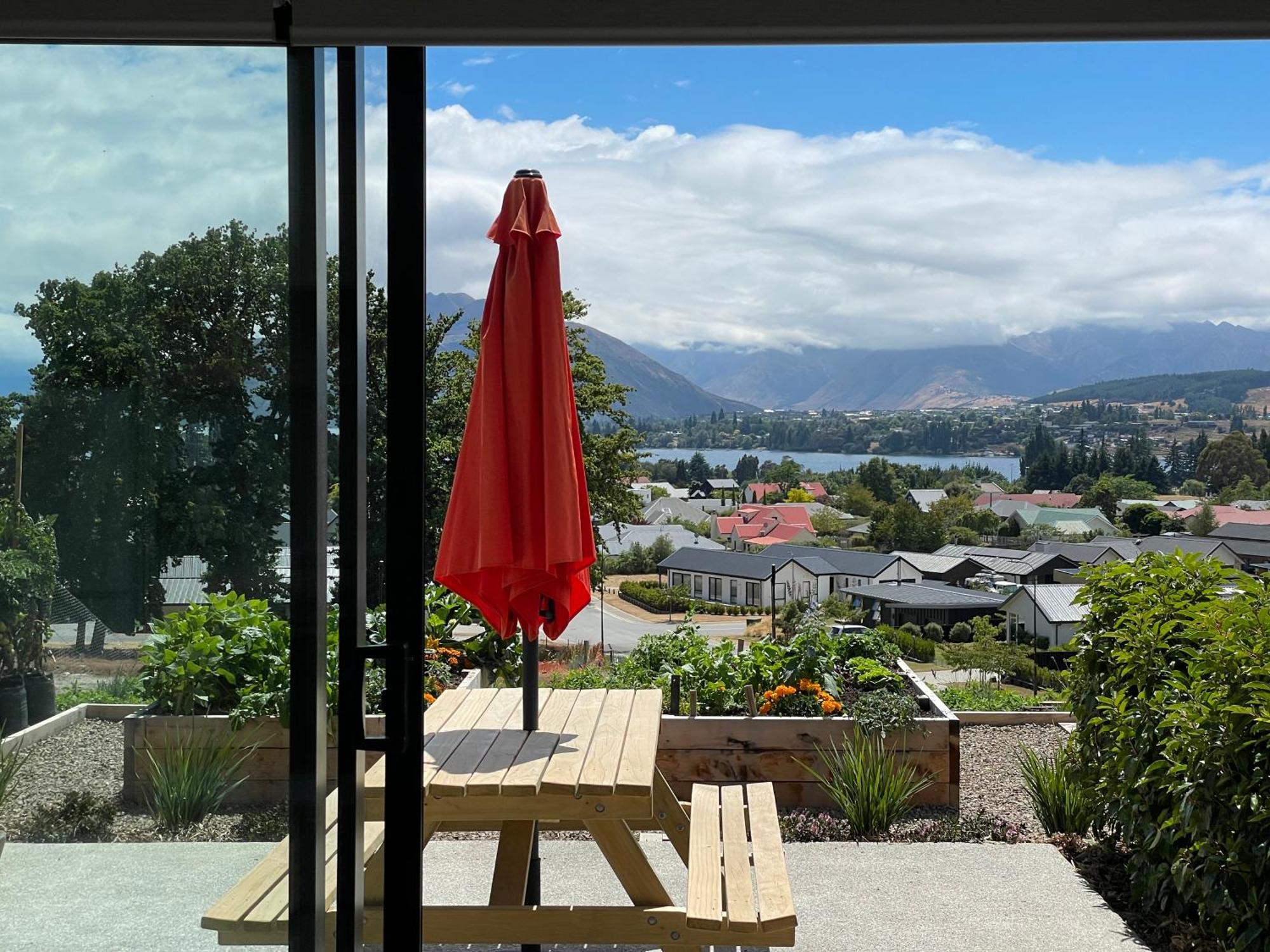 Lake Views - New Apartment With Room To Relax Wanaka Exterior foto
